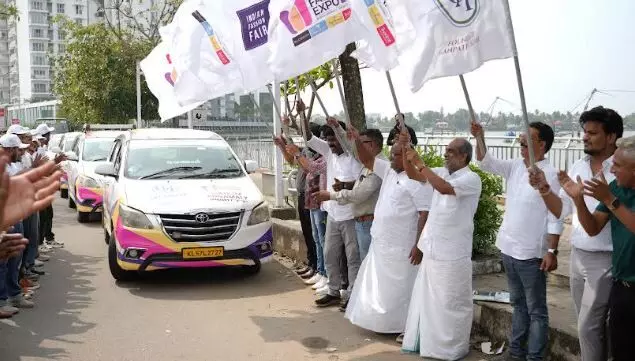 ഐ.എഫ്.എഫ് ഫാഷന്‍ എക്‌സ്‌പോ 2025ന്റെ ക്യാമ്പയിന്‍ കൊച്ചി മറൈന്‍ ഡ്രൈവില്‍