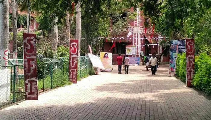ഭിന്നശേഷി വിദ്യാര്ഥിയെ കളിയാക്കുകയും സ്വാധീനമില്ലാത്ത കാലില് ചവിട്ടുകയും ചെയ്ത കേസ്; പ്രതിയായ എസ് എഫ്ഐക്കാരന്റെ അറസ്റ്റ് തടഞ്ഞ് ജില്ലാ കോടതി; 17 ന് വാദം ഭിന്നശേഷി വിദ്യാര്ഥിയെ കളിയാക്കുകയും സ്വാധീനമില്ലാത്ത കാലില് ചവിട്ടുകയും ചെയ്ത കേസ്; പ്രതിയായ എസ് എഫ്ഐക്കാരന്റെ അറസ്റ്റ് തടഞ്ഞ് ജില്ലാ കോടതി; 17 ന് വാദം