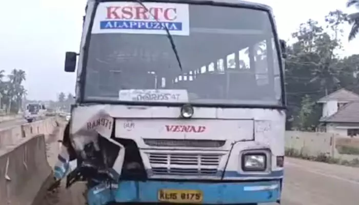 കെ എസ് ആര്‍ ടി സി ബസ് ഡിവൈഡറില്‍ ഇടിച്ചു; യാത്രക്കാരായ ഇരുപത് പേര്‍ക്ക് തലയ്ക്കും പല്ലിനുമടക്കം പരിക്ക്; ആരുടെയും നില ഗുരുതരമല്ല