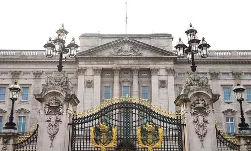 പബ്ബില്‍ പാര്‍ട്ടിക്കിടെ അലമ്പുണ്ടാക്കിയ ബക്കിങ്ങാം കൊട്ടാരത്തിലെ അടുക്കളക്കാരി അറസ്റ്റില്‍; ബാര്‍ മാനേജറെ കൈയേറ്റം ചെയ്തത് 24കാരി