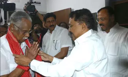 കഥാകൃത്ത് ടിപത്മനാഭന് പിറന്നാള്‍ ആശംസകളുമായി ഗോവ ഗവര്‍ണര്‍;  അഡ്വ. ശ്രീധരന്‍ പിള്ള ആശംസകള്‍ അറിയിച്ചത് കണ്ണൂരിലെ വീട്ടിലെത്തി