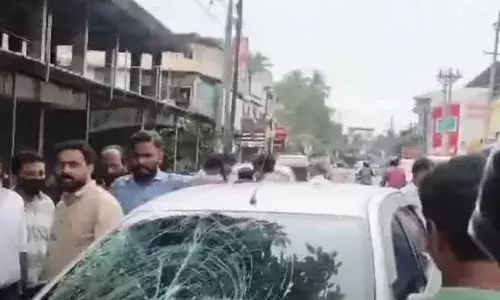 മലപ്പുറത്ത് സ്‌കൂള്‍ വിദ്യാര്‍ഥികള്‍ക്കിടയിലേക്ക് നിയന്ത്രണം വിട്ട കാര്‍ ഇടിച്ചുകയറി; മൂന്ന് പേര്‍ക്ക് പരിക്ക്