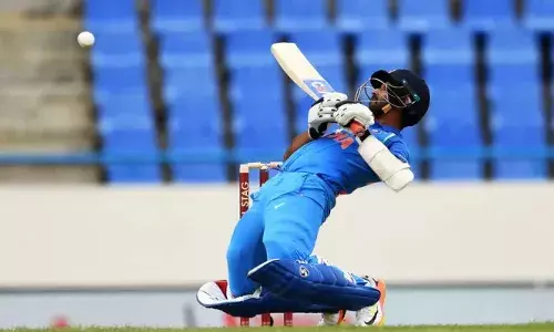 അഡ്‌ലെയ്ഡില്‍  ഓസിസ് പേസര്‍മാര്‍ക്ക് മുന്നില്‍ മുട്ടിടിച്ച് ഇന്ത്യന്‍ ബാറ്റര്‍മാര്‍; ഇവിടെ ആഭ്യന്തര ക്രിക്കറ്റില്‍ മുംബൈയുടെ മാസ്റ്റര്‍ ബ്ലാസ്റ്ററായി രഹാനെ;  സെമിയില്‍ സെഞ്ചറിക്ക് രണ്ട് റണ്ണകലെ പുറത്ത്; ബറോഡയെ ആറ് വിക്കറ്റിന് വീഴ്ത്തി മുഷ്താഖ് അലി ട്വന്റി 20യില്‍ മുംബൈ ഫൈനലില്‍