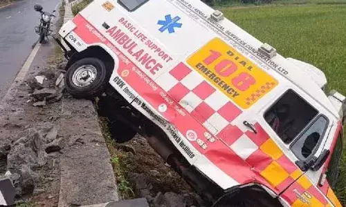 ആംബുലൻസ് നിയന്ത്രണംതെറ്റി പാടത്തേക്ക് മറിഞ്ഞു അപകടം; രണ്ടു പേർക്ക് പരിക്ക്; സംഭവം ചേലക്കരയിൽ