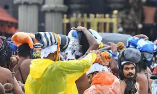 കനത്ത മഴയുടെ അകമ്പടിയില്‍ സന്നിധാനം: ദര്‍ശനത്തിനെത്തുന്നവരെ ബാധിച്ചില്ല: കാനനപാതയില്‍ നിയന്ത്രണങ്ങളില്ല