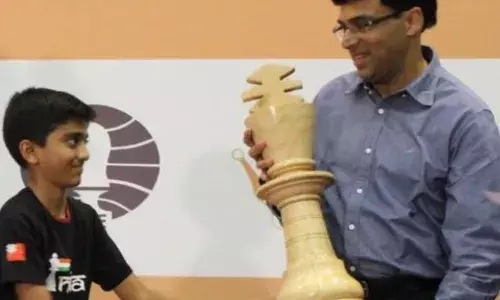 ഇതാ ആ രാജാവ്; ഗുകേഷിന് ചെസ് രാജാവ് സമ്മാനിച്ച പഴയ ഓര്‍മ പങ്കുവെച്ച് വിശ്വാനാഥന്‍ ആനന്ദ്