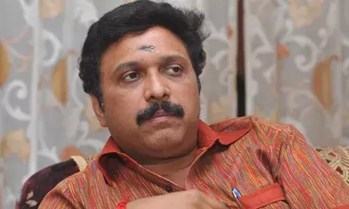 കെഎസ്ആര്‍ടിസിയുടെ പരിപാടിക്കിടെ ഗണേഷ് കുമാറിനെതിരേ മുന്‍ ജീവനക്കാരന്റെ ഒറ്റയാള്‍ പ്രതിഷേധം; താന്‍ കുറേ സമരം കണ്ടതാണെന്നും കൂടുതല്‍ വിരട്ടലൊന്നും ഇങ്ങോട്ട് വേണ്ടെന്നും മന്ത്രിയുടെ മറുപടി