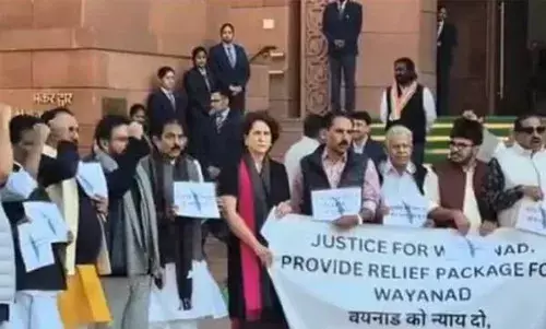 വയനാട് പാക്കേജിന്റെ കാര്യത്തില്‍ കേന്ദ്രം രാഷ്ട്രീയം കളിക്കുകയാണെന്ന് പ്രിയങ്കാഗാന്ധി; വയനാടിനോടുള്ള കേന്ദ്ര അവഗണനയിലും പാക്കേജ് വൈകുന്നതിലും രക്ഷാദൗത്യത്തിന് പണം ചോദിച്ചതിലും പ്രതിഷേധവുമായി പ്രതിപക്ഷ എംപിമാര്‍