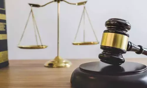 ജോലിയില്‍ സ്ഥാനക്കയറ്റത്തിനായി ബിരുദ സര്‍ട്ടിഫിക്കറ്റ് അറ്റസ്റ്റ് ചെയ്തത് നാട്ടിലെ സുഹൃത്ത് വഴി;  യുഎഇ എംബസിയുടെതെന്ന പേരില്‍ വ്യാജ സീലും സ്റ്റാംപും;  വ്യാജ അറ്റസ്റ്റേഷനില്‍ നേരിട്ട് പങ്കില്ല; നിയമകുരുക്കില്‍പ്പെട്ട കണ്ണൂര്‍ സ്വദേശിയെ കുറ്റവിമുക്തനാക്കി  ഷാര്‍ജ കോടതി