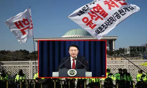 ജനങ്ങളുടെ സ്വാതന്ത്ര്യം കവര്‍ന്ന് പട്ടാള നിയമം പ്രഖ്യാപിച്ചതോടെ കാര്യങ്ങള്‍ കൈവിട്ടു; തെരുവുകളില്‍ വന്‍പ്രക്ഷോഭം; ആഡംബര പ്രിയയായ ഭാര്യയെ ചൊല്ലിയും വിവാദം; ദക്ഷിണ കൊറിയന്‍ പ്രസിഡന്റ് യൂന്‍ സുക് യോളിനെ പാര്‍ലമെന്റ് ഇംപീച്ച് ചെയ്തതോടെ പുറത്തേക്ക്