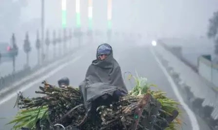 ഉത്തരേന്ത്യയിൽ അതിശൈത്യം; തണുത്തുവിറച്ച് ആളുകൾ; 4.5 ഡിഗ്രി സെൽഷ്യസ് വരെ താഴ്ന്നു; അഭയം തേടി വീടില്ലാത്തവർ; താപനില ഇനിയും കുറയും; മുന്നറിയിപ്പ് നൽകി കേന്ദ്രകലാവസ്ഥ വകുപ്പ്