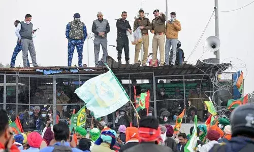 കര്‍ഷകരുടെ ദില്ലി ചലോ മാര്‍ച്ചില്‍ സംഘര്‍ഷം; മാര്‍ച്ച് തടഞ്ഞ് പോലീസ്; സമരക്കാര്‍ക്ക് നേരെ ജലപീരങ്കിയും കണ്ണീര്‍ വാതകവും, 17 കര്‍ഷകര്‍ക്ക് പരിക്ക്