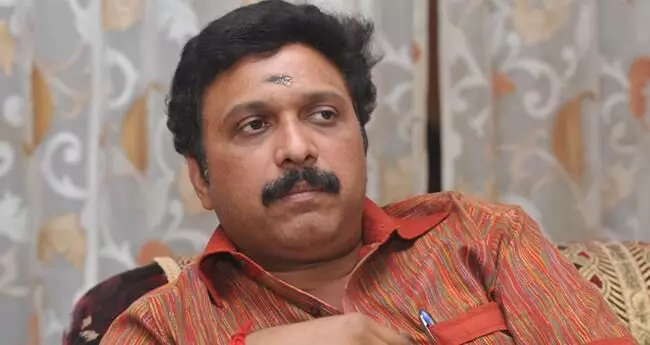 കെഎസ്ആര്ടിസിയുടെ പരിപാടിക്കിടെ ഗണേഷ് കുമാറിനെതിരേ മുന് ജീവനക്കാരന്റെ ഒറ്റയാള് പ്രതിഷേധം; താന് കുറേ സമരം കണ്ടതാണെന്നും കൂടുതല് വിരട്ടലൊന്നും ഇങ്ങോട്ട് വേണ്ടെന്നും മന്ത്രിയുടെ മറുപടി കെഎസ്ആര്ടിസിയുടെ പരിപാടിക്കിടെ ഗണേഷ് കുമാറിനെതിരേ മുന് ജീവനക്കാരന്റെ ഒറ്റയാള് പ്രതിഷേധം; താന് കുറേ സമരം കണ്ടതാണെന്നും കൂടുതല് വിരട്ടലൊന്നും ഇങ്ങോട്ട് വേണ്ടെന്നും മന്ത്രിയുടെ മറുപടി