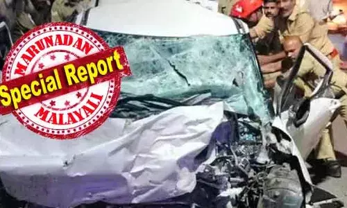 തെലുങ്കാനയില്‍ നിന്നെത്തി ദര്‍ശനം കഴിഞ്ഞു മടങ്ങിയ തീര്‍ത്ഥാടക ബസിലേക്ക് ഇടിച്ചു കയറിയ കാര്‍; അമിത വേഗതയില്‍ ദിശമാറിയെത്തിയ കാര്‍ നല്‍കുന്ന ഡ്രൈവര്‍ ഉറങ്ങി പോകാനുള്ള സാധ്യത; വളവിന് തൊട്ടു മുമ്പ് ബസിലേക്ക് ഇടിച്ചു കയറിയ കാര്‍ പൂര്‍ണ്ണമായും തകര്‍ന്നു; കൂടല്‍ മുറിഞ്ഞ കല്ലിലെ ആ ഗുരുമന്ദിരത്തിന് സമീപമുണ്ടായത്