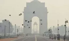 ഡല്‍ഹിയില്‍ താപനില 4.9 ഡിഗ്രിയിലേക്ക് താഴ്ന്നു; രാജ്യ തലസ്ഥാനത്ത് ശൈത്യം കടക്കുന്നു; വായുനിലവാര സൂചികയിലും പുരോഗതിയില്ല