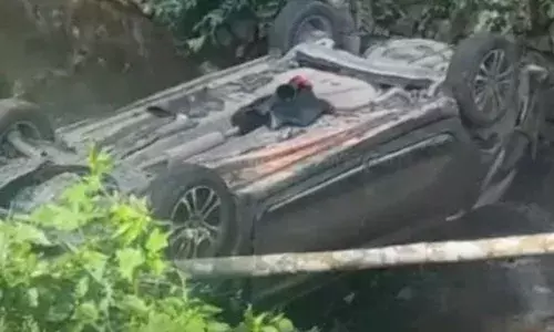 ശബരിമല തീര്‍ഥാടകരുടെ വാഹനം തോട്ടിലേക്ക് മറിഞ്ഞ് മൂന്ന് പേര്‍ക്ക് പരിക്ക്; അപകടമുണ്ടായത് എരുമേലി മുക്കൂട്ടുതറയില്‍