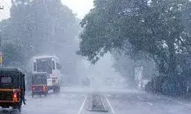 ലക്ഷദ്വീപിന് മുകളിലായി സ്ഥിതിചെയ്യുന്ന ന്യൂനമര്‍ദം 24 മണിക്കൂറിനുള്ളില്‍ പടിഞ്ഞാറു ദിശയില്‍ നീങ്ങി ദുര്‍ബലമാകാനാണ് സാധ്യത; കേരളത്തില്‍ മഴ തുടരും