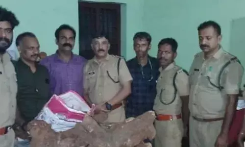 ചന്ദനം വിൽക്കുന്നതായി രഹസ്യ വിവരം; നിരീക്ഷണത്തിനു പിന്നാലെ പൊലീസിന്റെ പരിശോധന; വീടിനുള്ളിൽ നിന്നും കണ്ടെടുത്തത്  235 കിലോഗ്രാം ചന്ദനം; വീട്ടുടമ ഒളിവിൽ