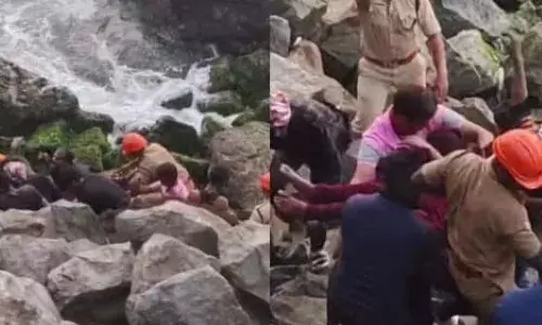 കടലിൽ ചൂണ്ടയിടാൻ ഇറങ്ങിയ യുവാവ് പാറയിടുക്കിൽ കുടുങ്ങി; സംഭവം നാട്ടുകാരറിഞ്ഞത് മണിക്കൂറുകൾക്ക് ശേഷം; ഒടുവിൽ യുവാവിനെ ഫയര്‍ഫോഴ്സെത്തി സാഹസികമായി രക്ഷപ്പെടുത്തി