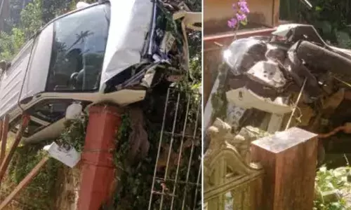 റോഡിൽ നിന്ന് നിയന്ത്രണം വിട്ട് കാർ‍ താഴ്ച്ചയിലേക്ക് മറിഞ്ഞു അപകടം; ആർക്കും പരിക്കില്ല; ഒഴിവായത് വൻ ദുരന്തം; സംഭവം പത്തനംതിട്ടയിൽ