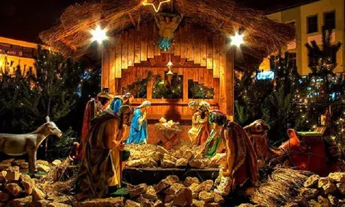 തിരുപ്പിറവിയുടെ സന്ദേശവുമായി ഒരു ക്രിസ്തുമസ് രാവ് കൂടി...; ഉണ്ണിയേശുവിനെ സ്വീകരിക്കാനൊരുങ്ങി ലോകജനത; പുതുപ്രതീക്ഷയുടെ വെളിച്ചവുമായി നാടും നഗരവും ഉണർന്നു; വീടുകളിൽ നിറമേകി നക്ഷത്രങ്ങളും പുൽക്കൂടും; കുഞ്ഞുങ്ങളെ ചേർത്തുപിടിക്കാൻ സാന്താക്ലോസ് അപ്പൂപ്പൻ; മാറി വന്ന ക്രിസ്മസ് ചരിത്രത്തിലേക്ക്‌ ഒരു എത്തിനോട്ടം!