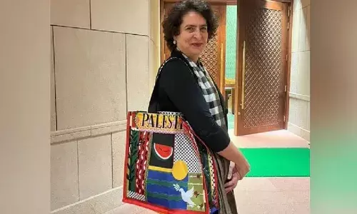 തണ്ണിമത്തന്റെ പടവും രാജ്യത്തിന്റെ ചിഹ്നങ്ങളും പേരും; പലസ്തീന്‍ എന്ന് ആലേഖനം ചെയ്ത ബാഗുമായി പ്രിയങ്ക പാര്‍ലമെന്റില്‍; കോണ്‍ഗ്രസ് കുടുംബം പ്രീണനത്തിന്റെ ബാഗ് തൂക്കുന്നുവെന്ന് ബിജെപി