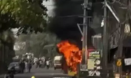 കൊല്ലത്ത് ഓടി കൊണ്ടിരുന്ന സ്‌കൂള്‍ ബസിന് തീ പിടിച്ചു; പൂര്‍ണമായി കത്തി നശിച്ചു; ആര്‍ക്കും പരിക്കില്ല