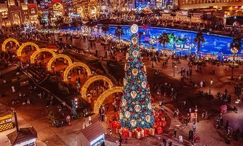 22 ദിവസം നീളുന്ന വിവിധ പരിപാടികള്‍; കടലാസ് കഷണങ്ങള്‍ കൊണ്ട് ആകാശത്ത് നിന്ന് പെയ്യിക്കുന്ന മഞ്ഞ്, ചുവട് വെച്ച് എത്തുന്ന ഹിമക്കരടികള്‍ നൃത്തസംഘത്തിനൊപ്പമെത്തുന്ന ക്രിസ്തുമസ് പാപ്പ; ഗ്ലോബല്‍ വില്ലേജില്‍ ക്രിസ്തുമസ് ആഘോഷങ്ങള്‍ക്ക് തുടക്കം