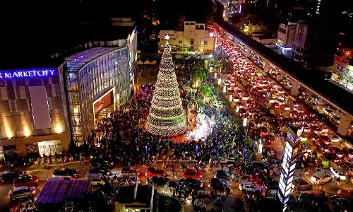 65 അടി ഉയരത്തില്‍ അതിമനോഹരമായ ക്രിസ്മസ് ട്രീ, ക്രിസ്മസ് അപ്പൂപ്പനെ കാണാം ഫോട്ടോ എടുക്കാം യൂറോപ്യന്‍ തീമിലുള്ള ക്രിസ്മസ് മാര്‍ക്കറ്റ്, ക്രിയേറ്റീവ് ആയി ചെലവഴി ഓള്‍ ആര്‍ട്ട്; പബ്ബുകള്‍ക്കും കഫേകള്‍ക്കും ഗുഡ്‌ബൈ പറഞ്ഞ് ബെംഗളൂരുവിലെ രാത്രിയിലെ കാഴ്ച ആസ്വദിക്കാം