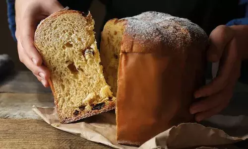 ഉള്‍ഭാഗം പഞ്ഞിപോലെ; കേക്ക് ഉണ്ടാക്കുന്നത ദിവസങ്ങള്‍ നീണ്ട് നില്‍ക്കുന്ന വിവിധ തരം പ്രക്രിയയിലൂടെ; ഓറഞ്ച്, സിട്രോണ്‍, നാരക തൊലി ചോക്ലേറ്റ് എന്നിവ പ്രധാന ചേരുവകള്‍; ചൂടുള്ള മധുര പാനീയങ്ങള്‍ക്കൊപ്പമോ വീഞ്ഞിനൊപ്പമോ വിളമ്പാം; ഇറ്റലിക്കാരുടെ സ്വന്തം പാനിറ്റോണി