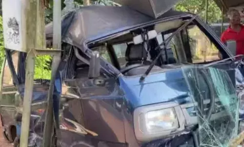 ഒമ്നി വാൻ വൈദ്യുതി പോസ്റ്റുകളിൽ ഇടിച്ച് അപകടം; യാത്രക്കാർക്ക് നിസാര പരിക്ക്; ഡ്രൈവർ ഉറങ്ങിപോയതെന്ന് സംശയം; സംഭവം മുക്കത്ത്