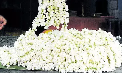 മുല്ലപ്പൂവിന് തീ വില; മുഴത്തിന് 130 രൂപ