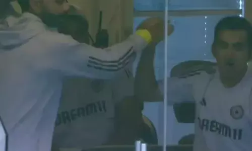 സീറ്റില്‍ നിന്നെഴുന്നേറ്റ് മുഷ്ടിചുരുട്ടി ഗംഭീര്‍;  ആകാശ് ദീപിന്റെ പടുകൂറ്റന്‍ സിക്‌സ് ആസ്വദിച്ച് കോലി;   ഫോളോ ഓണില്‍ നിന്നു രക്ഷപ്പെട്ടതിന്റെ അപൂര്‍വ ആഘോഷം ഡ്രസിങ് റൂമിലും;  ആകാശ് ദീപിനെയും ബുമ്രയെയും വരവേറ്റ് ഇന്ത്യന്‍ താരങ്ങള്‍