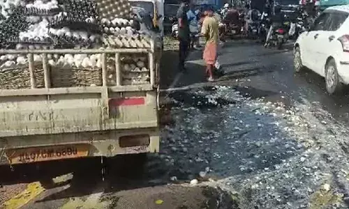 ആലുവയില്‍ മുട്ട കയറ്റിവന്ന ലോറിക്കു പിന്നില്‍ ബസ്സിടിച്ചു; ഒറ്റയടിക്ക് നടുറോഡില്‍ പൊട്ടി ഒഴുകിയത് ഇരുപതിനായിരം മുട്ടകള്‍; വാഹനങ്ങള്‍ തെന്നാതിരിക്കാന്‍ അഗ്‌നിശമന സേന അവശിഷ്ടങ്ങള്‍ നീക്കി