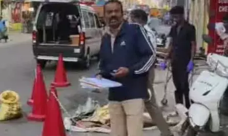 കോയമ്പത്തൂരിൽ വാഹനാപകടം; സ്‌കൂട്ടറിൽ നിന്ന് തെറിച്ച് നേരെ ലോറിക്കടിയിൽ വീണു; പാലക്കാട് സ്വദേശിക്ക് ദാരുണാന്ത്യം; മൃതദേഹം ആശുപത്രിയിലേക്ക് മാറ്റി