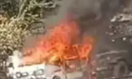 റോഡിൽ നിർത്തിയിട്ടിരുന്ന മാരുതി വാൻ കത്തിനശിച്ചു; ഗ്യാസ് സിലിണ്ടർ പൊട്ടിത്തെറിച്ചതെന്ന് സംശയം; പേടിച്ച് പരിഭ്രാന്തിയിൽ നാട്ടുകാർ; ഡ്രൈവർ അത്ഭുതകരമായി രക്ഷപ്പെട്ടു; സംഭവം മധ്യപ്രദേശിൽ