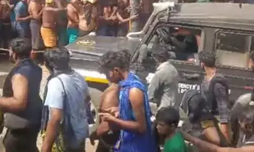 ശബരിമല വലിയ നടപ്പന്തലില്‍ തിരക്ക് നിയന്ത്രണം പാളി; അത്യാസന്ന നിലയിലുള്ള രോഗിയുമായി പമ്പയിലേക്ക് പോയ ആംബുലന്‍സ് തിരക്കല്‍ കുടുങ്ങി