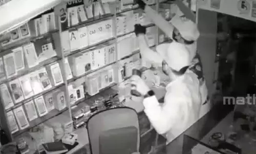 ബെംഗളൂരുവില്‍ മലയാളികളുടെ കടയില്‍ വന്‍ കവര്‍ച്ച; 10 ലക്ഷത്തിന്റെ മൊബൈല്‍ ഫോണുകളും 2 ലക്ഷം രൂപയും മോഷ്ടിച്ചു; മോഷണത്തിന്റെ സിസിടിവി ദൃശ്യങ്ങളും പുറത്തുവന്നു