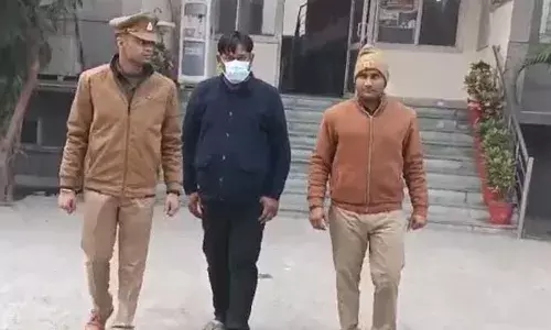 അധ്യാപികമാരുടെ ശുചിമുറിയില്‍ ഒളിക്യാമറ; ബള്‍ബ് ഹോള്‍ഡറിനുള്ളില്‍ ക്യാമറ സ്ഥാപിച്ചു ലൈവ് സ്ട്രീമിങ്; സ്‌കൂള്‍ ഡയറക്ടര്‍ അറസ്റ്റില്‍