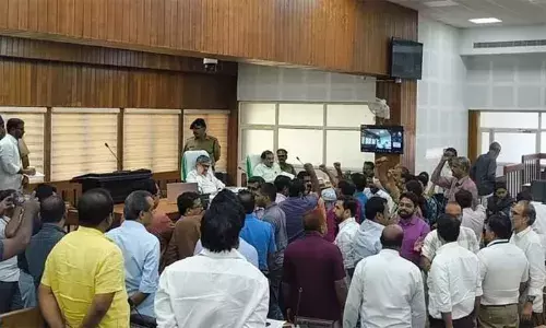 കാലിക്കറ്റ് സെനറ്റ് യോഗത്തില്‍ കയ്യാങ്കളി; വാക്‌പോരില്‍ തുടങ്ങി തമ്മില്‍തല്ലില്‍ കലാശിച്ചു; തര്‍ക്കം തുടങ്ങിയത് ഇടത് പ്രതിനിധി അജണ്ടയില്‍ ഇല്ലാത്ത വിഷയം ഉന്നയിച്ചതോടെ