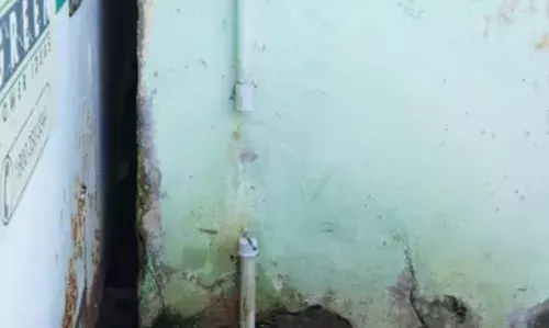 ജലവിതരണം നിര്‍ത്തിവച്ചത് വിനയായി; പിന്നാലെ ശുചിമുറിയുടെ പ്രവർത്തനം താറുമാറായി; കൊടകരയിലെ പഴയ മാര്‍ക്കറ്റിലെ പൊതു ശുചിമുറി അടച്ചിട്ടു; ദുരിതത്തിലായി സ്ത്രീകള്‍ ഉള്‍പ്പെടെയുള്ള കച്ചവടക്കാരും തൊഴിലാളികളും