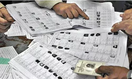 വാര്‍ഡ് പുനര്‍വിഭജനത്തിന് അടിസ്ഥാനമാക്കേണ്ടത് സെന്‍സസ്; സെന്‍സസ് നടക്കാത്ത പശ്ചാത്തലത്തില്‍ പുനര്‍വിഭജനത്തിന് സാധുതയില്ല; എട്ടുനഗരസഭകളിലെയും ഒരു ഗ്രാമ പഞ്ചായത്തിലെയും വാര്‍ഡ് വിഭജനം റദ്ദാക്കി ഹൈക്കോടതി; സര്‍ക്കാര്‍ നിയമകുരുക്കില്‍ പെട്ടത് അന്തിമഘട്ടത്തില്‍ എത്തിയപ്പോള്‍