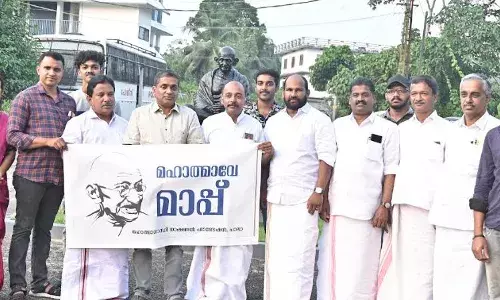 മൂന്നാനി ഗാന്ധിപ്രതിമയ്ക്ക് സമീപം ശുചിമുറി മാലിന്യം തള്ളിയതിനെതിരെ പ്രതിഷേധം