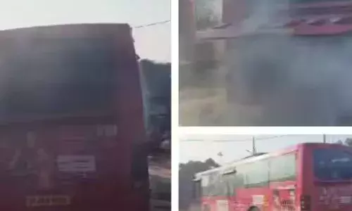 കെഎസ്ആർടിസി ലോ ഫ്ലോർ ബസിൽ നിന്നും പുക പടർന്നു; എഞ്ചിൻ ഭാ​ഗത്ത് നിന്ന് സ്‌മോക്ക്; യാത്രക്കാർ പരിഭ്രാന്തിയിൽ; പിന്നാലെ ഫയർഫോഴ്സെത്തി പ്രശ്‌നം പരിഹരിച്ചു; സംഭവം നിലക്കലിൽ സ്റ്റാൻഡിൽ