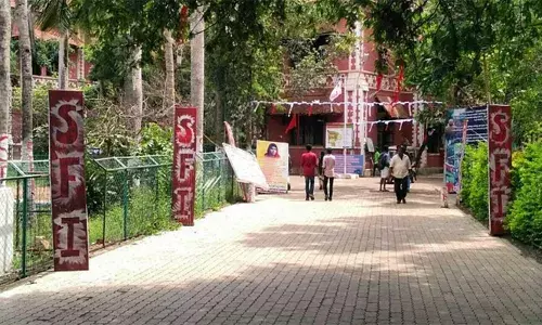 പാര്‍ട്ടിക്കൊടി കെട്ടാത്തതിന് ഭിന്നശേഷിക്കാരനെ ഇടിമുറിയില്‍ മര്‍ദ്ദിച്ച കേസ്; എസ്എഫ്‌ഐ നേതാക്കള്‍ക്ക് മുന്‍കൂര്‍ ജാമ്യമില്ല; രാഷ്ട്രീയ പാര്‍ട്ടിയിലെ അംഗത്വം കുറ്റകൃത്യം ചെയ്യാനുള്ള  ലൈസന്‍സ് അല്ലെന്ന് കോടതി