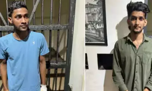 വീട്ടിൽ അതിക്രമിച്ച് കയറി; കണ്ണില്‍ മുളകുപൊടിയെറിഞ്ഞ് വയോധികയുടെ ഫോണ്‍ കവർന്നു; കേസിൽ രണ്ട് പേർ അറസ്റ്റിൽ; സംഭവം എലത്തൂരില്‍