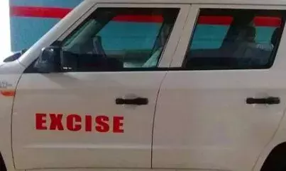 ഒപ്പിനൊരു കുപ്പി..; ബവ്കോ വില്പനശാലകളിലേക്ക് മദ്യം വിതരണം ചെയ്യുന്നതിനായി കൈക്കൂലിയായി വാങ്ങിയത് കുപ്പി; കേസിൽ രണ്ട് എക്സൈസ് ഉദ്യോഗസ്ഥര്‍ പിടിയില്‍