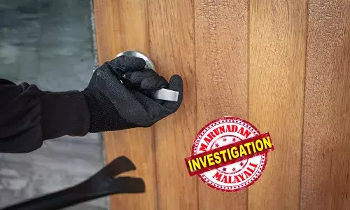 പരിപാടിയിൽ പങ്കെടുക്കാൻ വീട്ടുകാർ പുറത്തുപോയി; തക്കം നോക്കി പമ്മിയെത്തി കള്ളന്മാർ; മുൻവശത്തെ വാതിൽ പൊളിച്ച് അകത്തുകയറി; സ്വർണം ഉൾപ്പെടെ ലക്ഷങ്ങൾ വിലമതിക്കുന്ന ഉരുപ്പടികൾ അടിച്ചുകൊണ്ടുപോയി; തലയിൽ കൈവച്ച് ഉടമ; നിർണായക ദൃശ്യങ്ങൾ ലഭിച്ചു; വല വിരിച്ച് പോലീസ്; ഫ്ലാറ്റിൽ നടന്നത്!