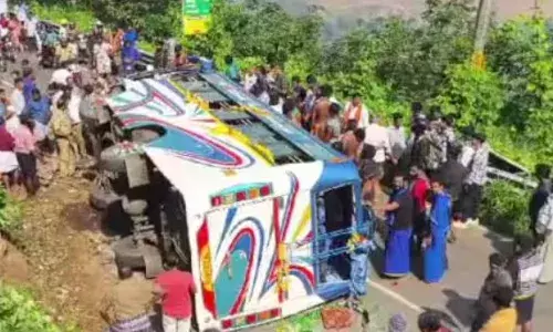 ശബരിമല തീര്‍ത്ഥാടകര്‍ സഞ്ചരിച്ച ബസ് നിയന്ത്രണം തെറ്റി റോഡിൽ മറിഞ്ഞ് അപകടം; ആറു പേര്‍ക്ക് പരിക്ക്; സംഭവം ഇടുക്കിയിൽ