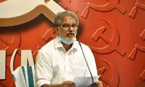 പത്ത് മനുഷ്യര് പോകാന്‍ ഇത്ര സ്ഥലം പോരേ; എല്ലാവരും കാറില്‍ പോണോ.... പണ്ട് നമ്മള് നടന്നിട്ടില്ലേ.... ഇത്ര വലിയ കാറ് വേണോ. ഒരു കുഞ്ഞിക്കാറില്‍ പോയാല്‍ പോരേ; വഞ്ചിയൂരിലെ സ്റ്റേജ് കെട്ടലിനെ ന്യായീകരിച്ച് വിജയരാഘവന്‍